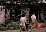 Standbild airmen prüfen Diego Garcia Insel im Indischen Ozean, 1979, aus Sekunde 57 historischem Filmmaterial Videoclip 65675055639