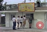 Standbild aircrew in Chow line Diego Garcia Insel im Indischen Ozean, 1979, aus Sekunde 17 historischem Filmmaterial Videoclip 65675055640