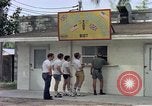 Standbild aircrew in Chow line Diego Garcia Insel im Indischen Ozean, 1979, aus Sekunde 18 historischem Filmmaterial Videoclip 65675055640
