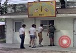 Standbild aircrew in Chow line Diego Garcia Insel im Indischen Ozean, 1979, aus Sekunde 29 historischem Filmmaterial Videoclip 65675055640