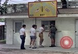 Standbild aircrew in Chow line Diego Garcia Insel im Indischen Ozean, 1979, aus Sekunde 30 historischem Filmmaterial Videoclip 65675055640