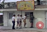 Standbild aircrew in Chow line Diego Garcia Insel im Indischen Ozean, 1979, aus Sekunde 31 historischem Filmmaterial Videoclip 65675055640