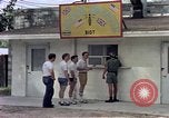 Standbild aircrew in Chow line Diego Garcia Insel im Indischen Ozean, 1979, aus Sekunde 33 historischem Filmmaterial Videoclip 65675055640