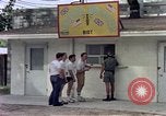 Standbild aircrew in Chow line Diego Garcia Insel im Indischen Ozean, 1979, aus Sekunde 35 historischem Filmmaterial Videoclip 65675055640
