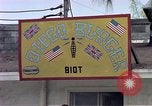 Standbild aircrew in Chow line Diego Garcia Insel im Indischen Ozean, 1979, aus Sekunde 37 historischem Filmmaterial Videoclip 65675055640