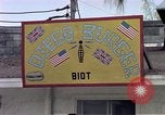 Standbild aircrew in Chow line Diego Garcia Insel im Indischen Ozean, 1979, aus Sekunde 38 historischem Filmmaterial Videoclip 65675055640