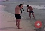 Standbild Flieger am Strand Diego Garcia Insel im Indischen Ozean, 1979, aus Sekunde 7 historischem Filmmaterial Videoclip 65675055646