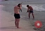 Standbild Flieger am Strand Diego Garcia Insel im Indischen Ozean, 1979, aus Sekunde 8 historischem Filmmaterial Videoclip 65675055646