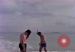 Standbild Flieger am Strand Diego Garcia Insel im Indischen Ozean, 1979, aus Sekunde 10 historischem Filmmaterial Videoclip 65675055646