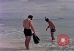 Standbild Flieger am Strand Diego Garcia Insel im Indischen Ozean, 1979, aus Sekunde 11 historischem Filmmaterial Videoclip 65675055646