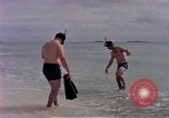 Standbild Flieger am Strand Diego Garcia Insel im Indischen Ozean, 1979, aus Sekunde 12 historischem Filmmaterial Videoclip 65675055646