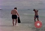Standbild Flieger am Strand Diego Garcia Insel im Indischen Ozean, 1979, aus Sekunde 13 historischem Filmmaterial Videoclip 65675055646