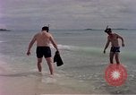Standbild Flieger am Strand Diego Garcia Insel im Indischen Ozean, 1979, aus Sekunde 14 historischem Filmmaterial Videoclip 65675055646