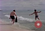 Standbild Flieger am Strand Diego Garcia Insel im Indischen Ozean, 1979, aus Sekunde 15 historischem Filmmaterial Videoclip 65675055646