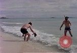 Standbild Flieger am Strand Diego Garcia Insel im Indischen Ozean, 1979, aus Sekunde 16 historischem Filmmaterial Videoclip 65675055646