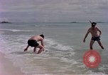 Standbild Flieger am Strand Diego Garcia Insel im Indischen Ozean, 1979, aus Sekunde 17 historischem Filmmaterial Videoclip 65675055646