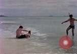 Standbild Flieger am Strand Diego Garcia Insel im Indischen Ozean, 1979, aus Sekunde 18 historischem Filmmaterial Videoclip 65675055646