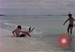 Standbild Flieger am Strand Diego Garcia Insel im Indischen Ozean, 1979, aus Sekunde 19 historischem Filmmaterial Videoclip 65675055646