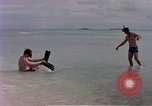 Standbild Flieger am Strand Diego Garcia Insel im Indischen Ozean, 1979, aus Sekunde 22 historischem Filmmaterial Videoclip 65675055646