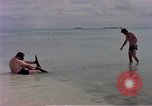 Standbild Flieger am Strand Diego Garcia Insel im Indischen Ozean, 1979, aus Sekunde 24 historischem Filmmaterial Videoclip 65675055646