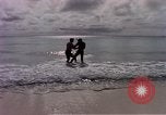 Standbild Flieger am Strand Diego Garcia Insel im Indischen Ozean, 1979, aus Sekunde 25 historischem Filmmaterial Videoclip 65675055646