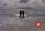 Standbild Flieger am Strand Diego Garcia Insel im Indischen Ozean, 1979, aus Sekunde 26 historischem Filmmaterial Videoclip 65675055646