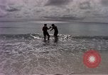 Standbild Flieger am Strand Diego Garcia Insel im Indischen Ozean, 1979, aus Sekunde 27 historischem Filmmaterial Videoclip 65675055646