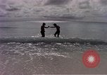 Standbild Flieger am Strand Diego Garcia Insel im Indischen Ozean, 1979, aus Sekunde 28 historischem Filmmaterial Videoclip 65675055646
