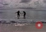 Standbild Flieger am Strand Diego Garcia Insel im Indischen Ozean, 1979, aus Sekunde 29 historischem Filmmaterial Videoclip 65675055646