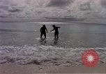Standbild Flieger am Strand Diego Garcia Insel im Indischen Ozean, 1979, aus Sekunde 30 historischem Filmmaterial Videoclip 65675055646