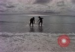 Standbild Flieger am Strand Diego Garcia Insel im Indischen Ozean, 1979, aus Sekunde 31 historischem Filmmaterial Videoclip 65675055646