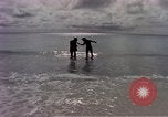 Standbild Flieger am Strand Diego Garcia Insel im Indischen Ozean, 1979, aus Sekunde 32 historischem Filmmaterial Videoclip 65675055646