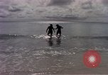Standbild Flieger am Strand Diego Garcia Insel im Indischen Ozean, 1979, aus Sekunde 33 historischem Filmmaterial Videoclip 65675055646