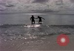 Standbild Flieger am Strand Diego Garcia Insel im Indischen Ozean, 1979, aus Sekunde 34 historischem Filmmaterial Videoclip 65675055646