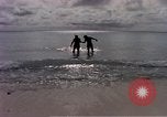 Standbild Flieger am Strand Diego Garcia Insel im Indischen Ozean, 1979, aus Sekunde 35 historischem Filmmaterial Videoclip 65675055646