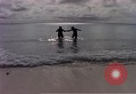 Standbild Flieger am Strand Diego Garcia Insel im Indischen Ozean, 1979, aus Sekunde 36 historischem Filmmaterial Videoclip 65675055646