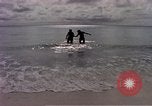 Standbild Flieger am Strand Diego Garcia Insel im Indischen Ozean, 1979, aus Sekunde 37 historischem Filmmaterial Videoclip 65675055646
