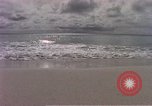Standbild Flieger am Strand Diego Garcia Insel im Indischen Ozean, 1979, aus Sekunde 40 historischem Filmmaterial Videoclip 65675055646