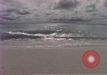 Standbild Flieger am Strand Diego Garcia Insel im Indischen Ozean, 1979, aus Sekunde 42 historischem Filmmaterial Videoclip 65675055646