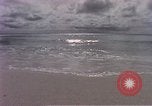 Standbild Flieger am Strand Diego Garcia Insel im Indischen Ozean, 1979, aus Sekunde 45 historischem Filmmaterial Videoclip 65675055646