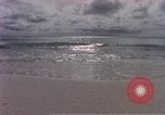 Standbild Flieger am Strand Diego Garcia Insel im Indischen Ozean, 1979, aus Sekunde 46 historischem Filmmaterial Videoclip 65675055646