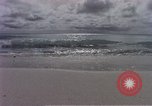 Standbild Flieger am Strand Diego Garcia Insel im Indischen Ozean, 1979, aus Sekunde 47 historischem Filmmaterial Videoclip 65675055646