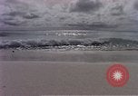 Standbild Flieger am Strand Diego Garcia Insel im Indischen Ozean, 1979, aus Sekunde 48 historischem Filmmaterial Videoclip 65675055646