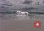 Standbild Flieger am Strand Diego Garcia Insel im Indischen Ozean, 1979, aus Sekunde 52 historischem Filmmaterial Videoclip 65675055646