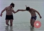 Standbild Flieger am Strand Diego Garcia Insel im Indischen Ozean, 1979, aus Sekunde 53 historischem Filmmaterial Videoclip 65675055646