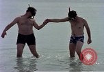Standbild Flieger am Strand Diego Garcia Insel im Indischen Ozean, 1979, aus Sekunde 54 historischem Filmmaterial Videoclip 65675055646