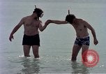 Standbild Flieger am Strand Diego Garcia Insel im Indischen Ozean, 1979, aus Sekunde 55 historischem Filmmaterial Videoclip 65675055646
