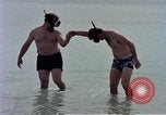 Standbild Flieger am Strand Diego Garcia Insel im Indischen Ozean, 1979, aus Sekunde 56 historischem Filmmaterial Videoclip 65675055646