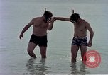 Standbild Flieger am Strand Diego Garcia Insel im Indischen Ozean, 1979, aus Sekunde 57 historischem Filmmaterial Videoclip 65675055646