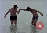 Standbild Flieger am Strand Diego Garcia Insel im Indischen Ozean, 1979, aus Sekunde 58 historischem Filmmaterial Videoclip 65675055646